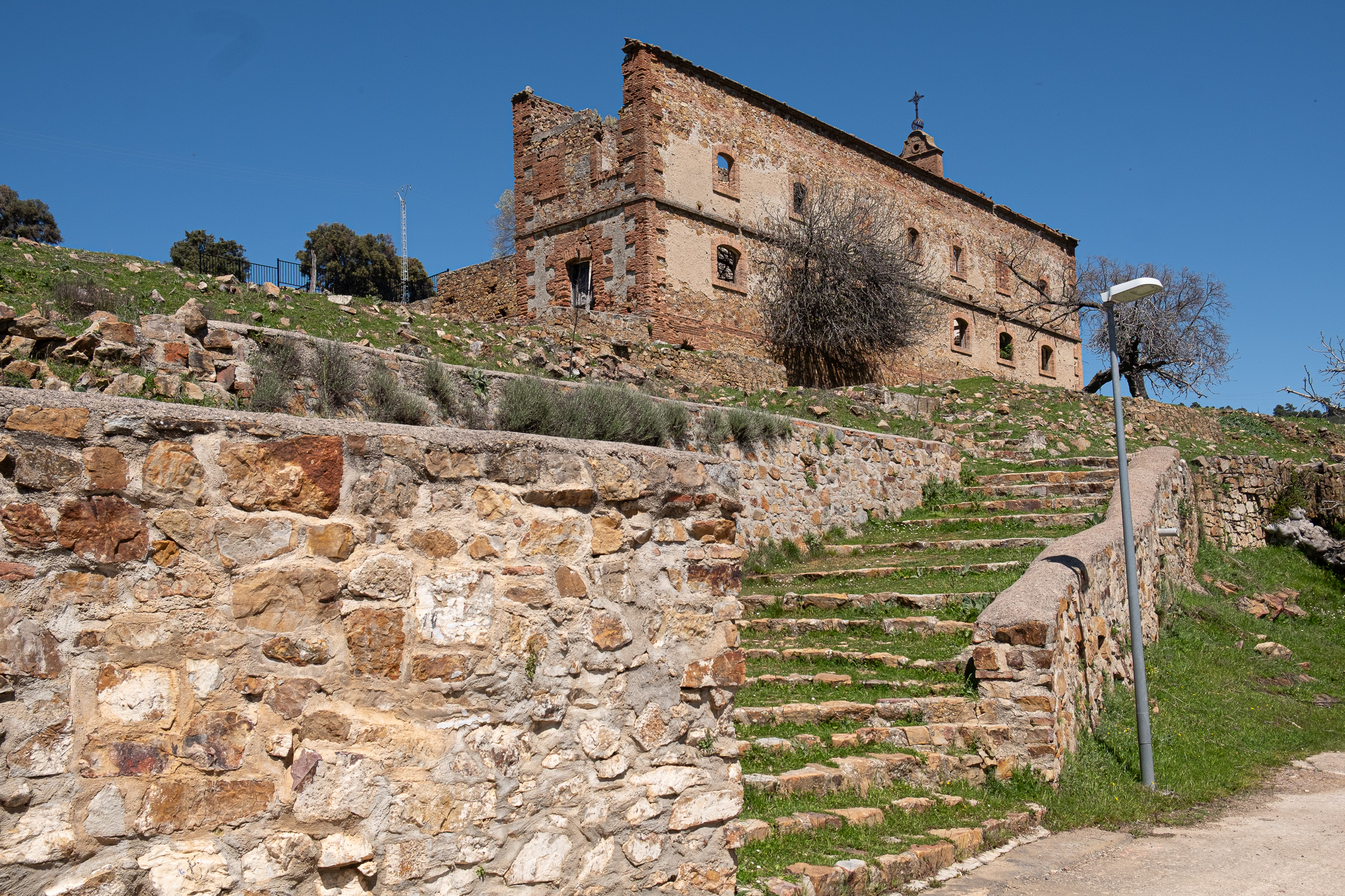 Die Kirchenruine von Horcajo – noch prominent auf dem terrassierten Hügel